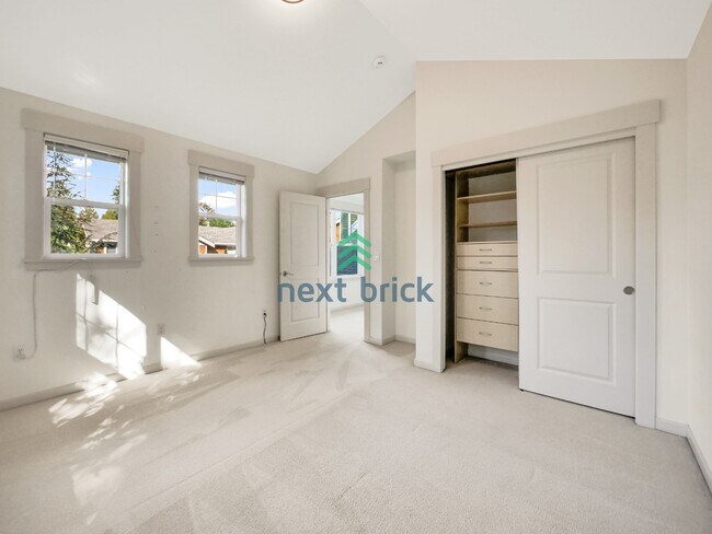 Building Photo - 4 bedroom, 2.5 Bathroom, 3 car garage Craftsman style home in Bellevue, WA