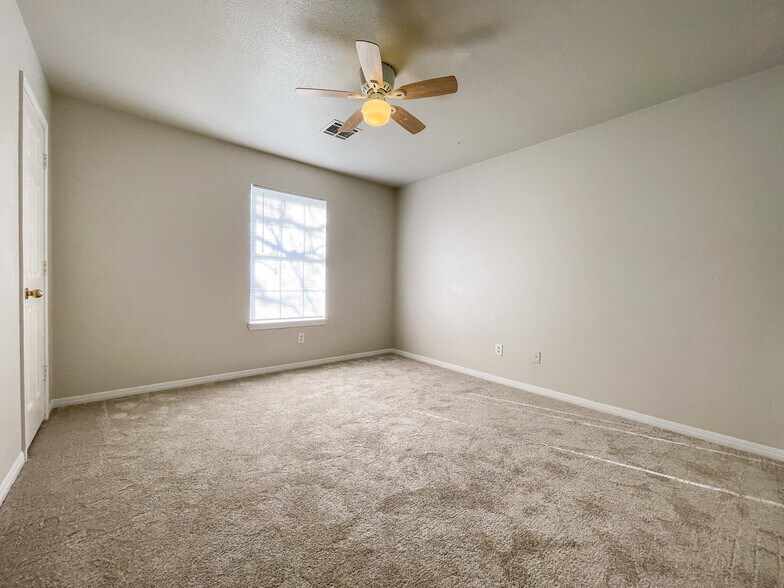 Building Photo - 175 Spring Water Ln