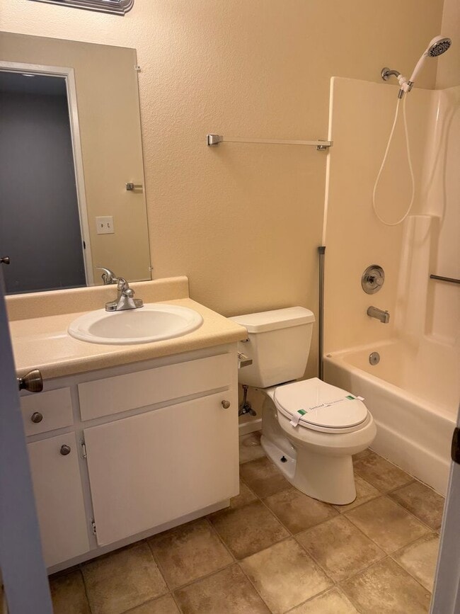 Building Photo - 8266-8266 Linden Rd