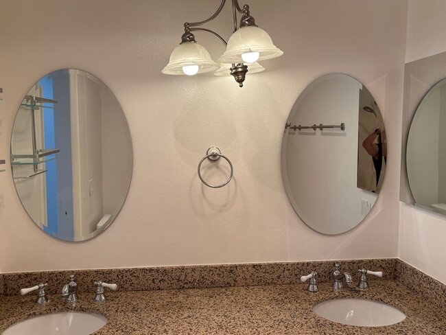 Building Photo - Gorgeous condo with Amazing Views!