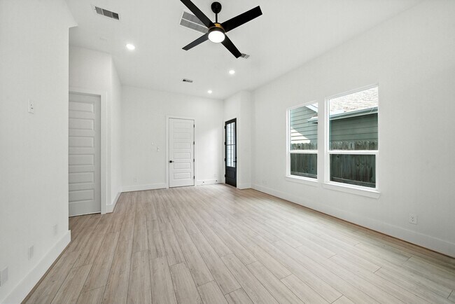 Building Photo - 7131 Eastwood St