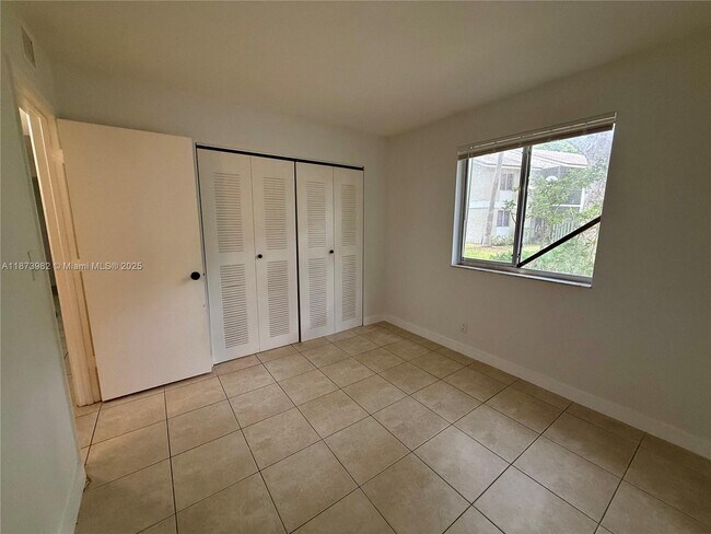 Building Photo - 702 Gardens Dr