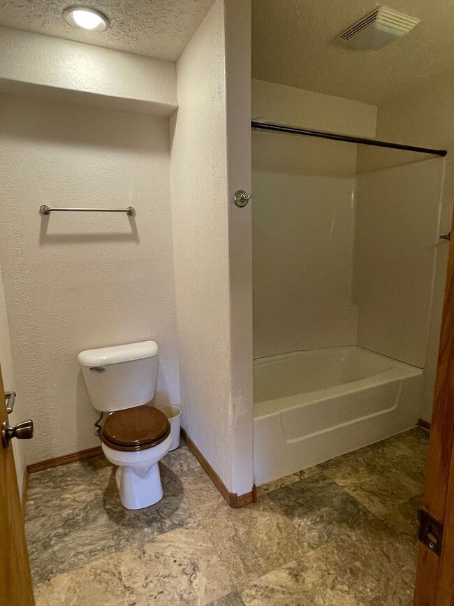 Building Photo - Spacious 4-Bedroom, 3-Bathroom House for Rent