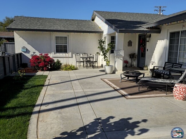 Building Photo - 696 Yucca Dr