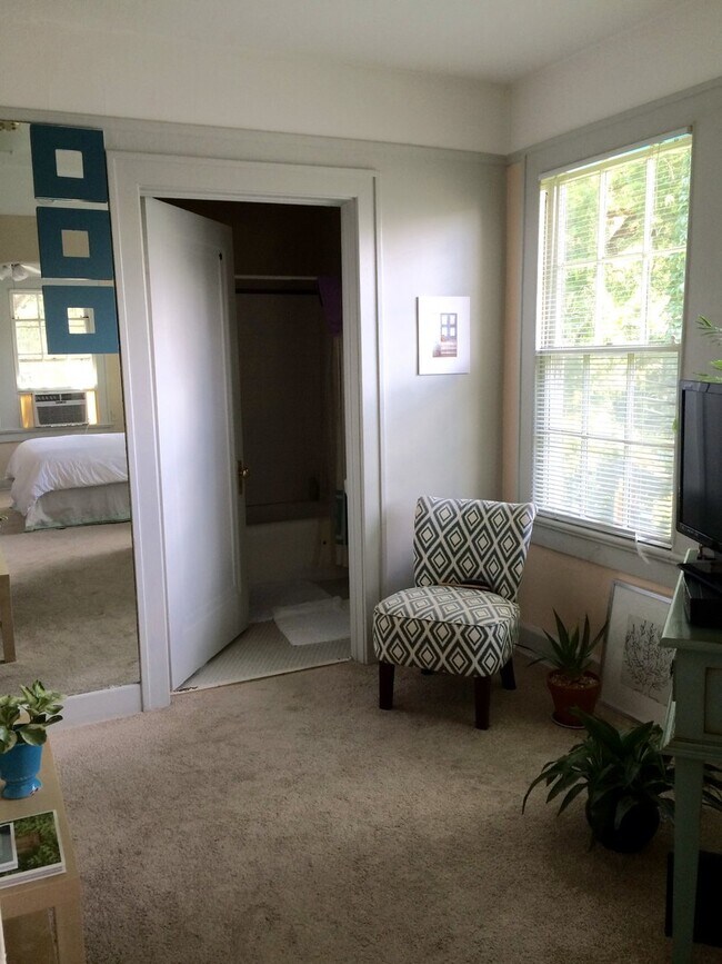 Building Photo - Steps from Audubon Park!!! Natural light, appliances included, Laundry on site