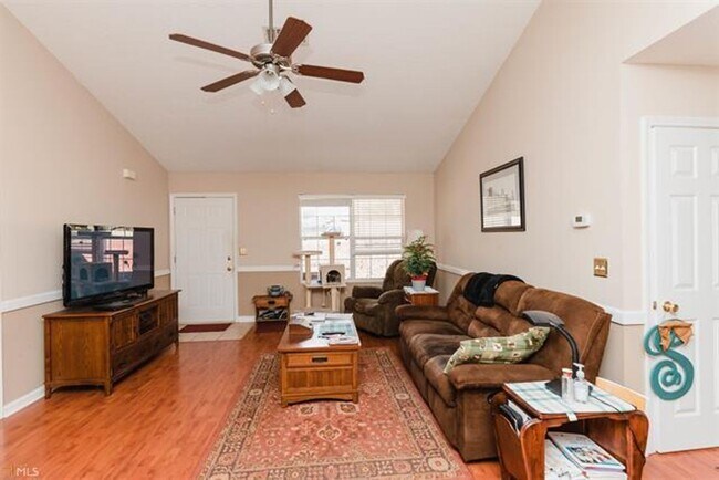 Building Photo - 3 Bedroom 2 bath 2 Car-Garage in Senoia, GA