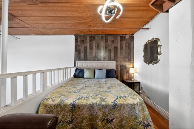 Building Photo - 227 Iron St