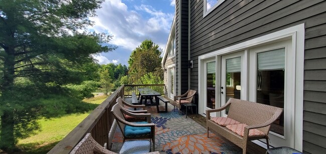 Building Photo - Off-Season Rental | Available 10/15/25 – 5...