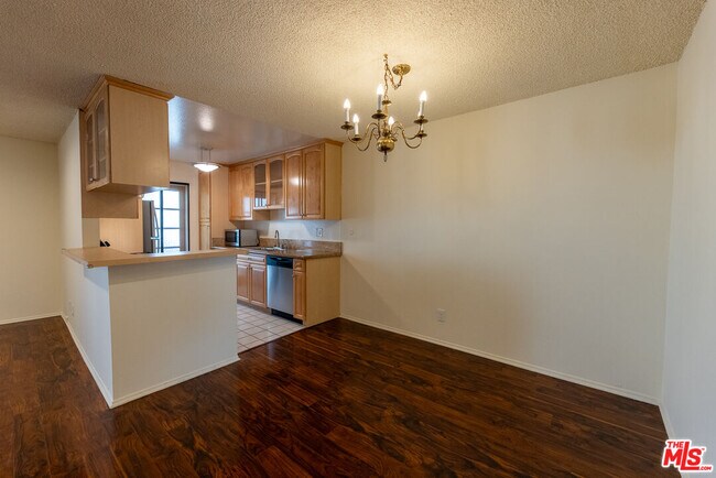 Building Photo - 5330 Zelzah Ave