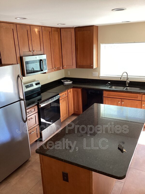 Building Photo - 5958 S Lakeview St