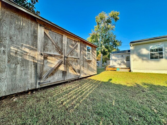 Building Photo - 3-Bedroom Ranch Ready 08-21-26!! Fenced Backyard - Pet Friendly - Updated Kitchen & Baths!