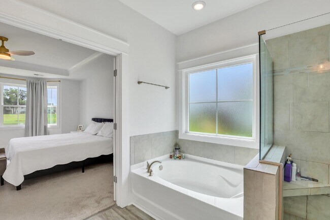 Building Photo - "Lagoon view in Lawton Station - Spacious ...