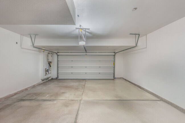 Building Photo - 216 Paramount