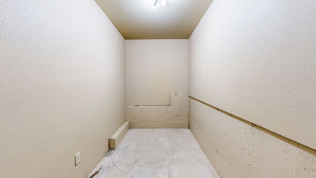 Building Photo - Gorgeous Home with private yards, large de...