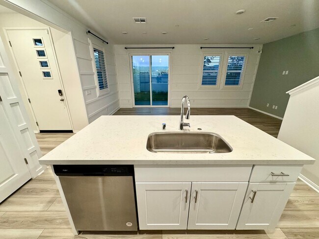 Building Photo - Beautiful 3 bedroom end unit in the heart of Rancho Mission Viejo