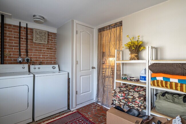 Building Photo - Charming 2-Bedroom Picturesque Furnished H...