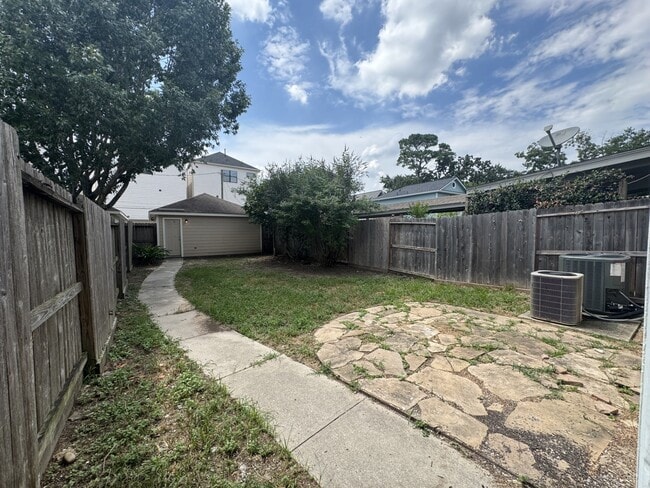 Building Photo - 3809 Brinkman St