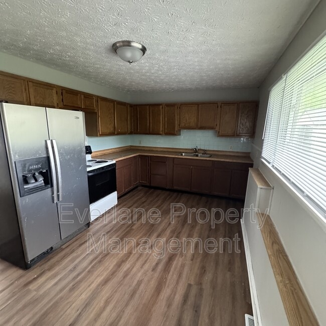 Building Photo - 4030 N Catherwood Ave