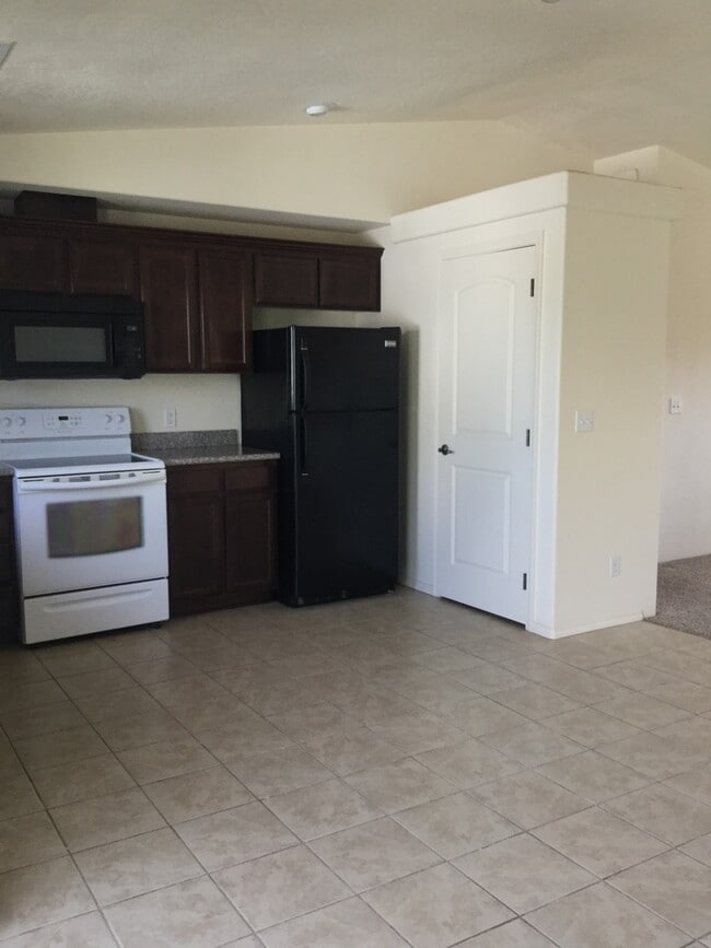 Building Photo - 3 Bedroom 2 Bath with RV parking in Medford!