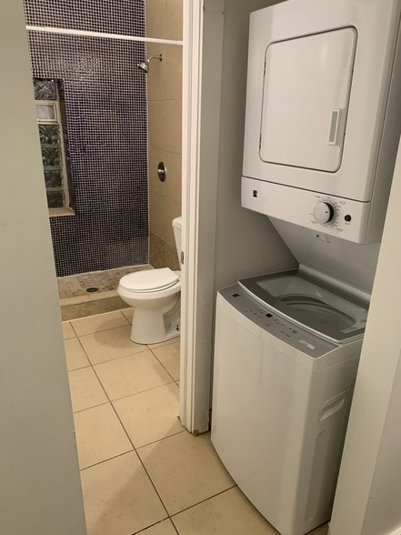 Bath ,laundry in unit - 1631 N 20th St