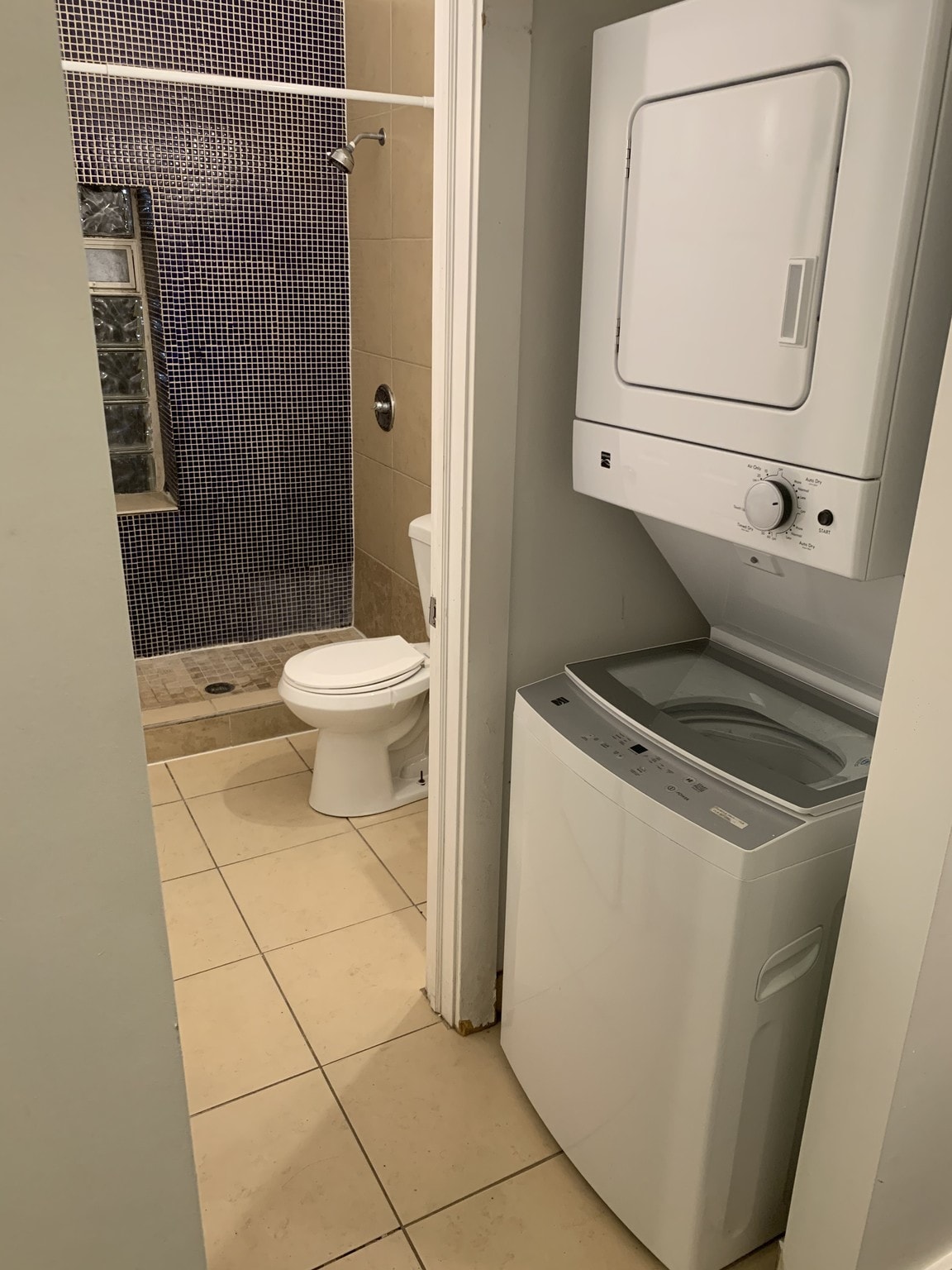 Bath ,laundry in unit - 1631 N 20th St