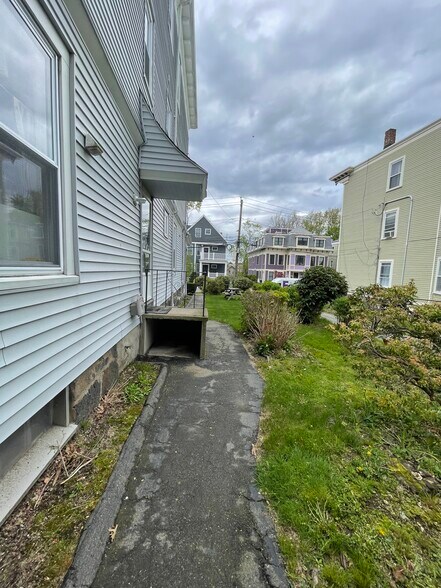 Building Photo - 27 Dix St