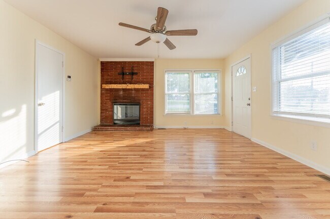 Building Photo - Donelson 3 Bedroom 2 Bath Apartment in Duplex