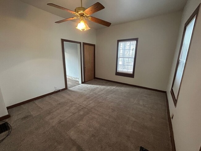 Building Photo - Charming One-Bedroom Home with Den and Cov...
