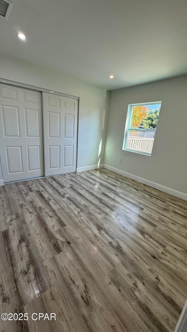 Building Photo - 212 N Cove Blvd