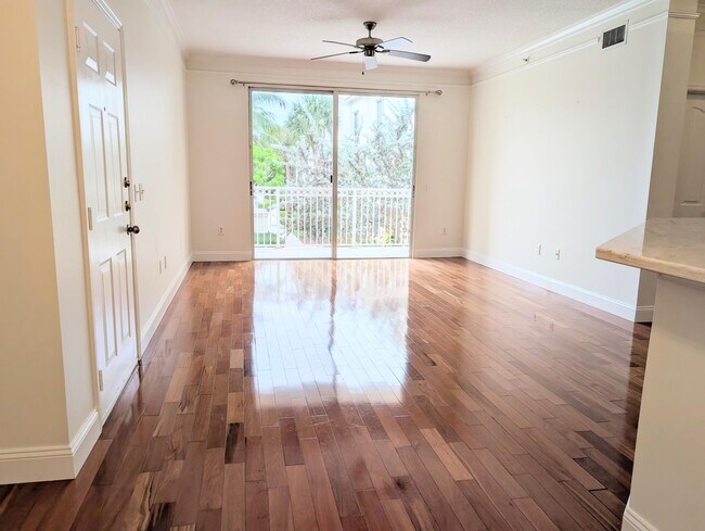 Building Photo - 3210 Myrtlewood Cir E
