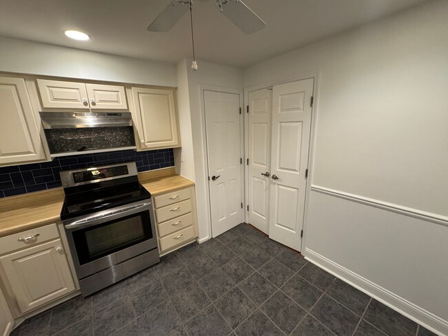 Building Photo - Spacious Well Kept Condo in West County (B...