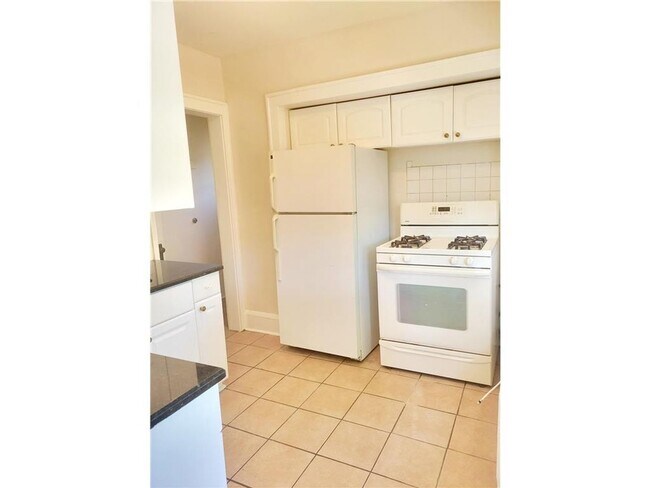 Building Photo - Huge 5 Bedroom - SFH- Walk to Macalester!