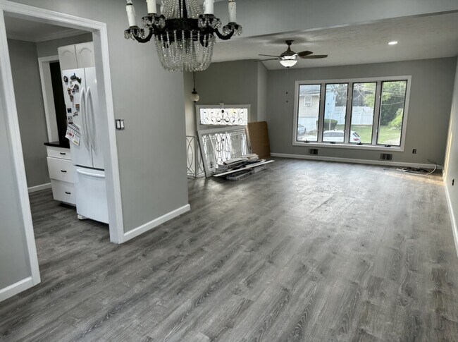 Building Photo - 34 Blue Jay Dr, Brentwood