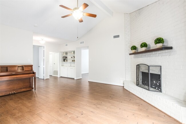 Building Photo - 910 Fleetwood Pl Dr
