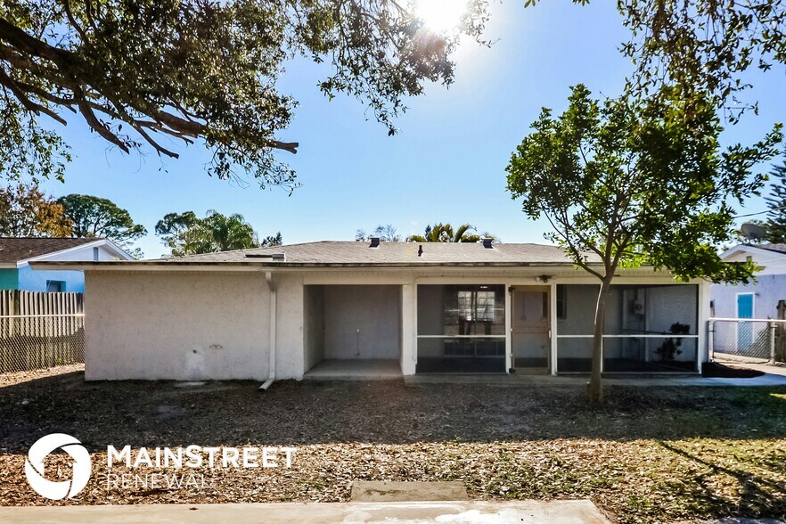 Building Photo - 2426 Stratford Dr