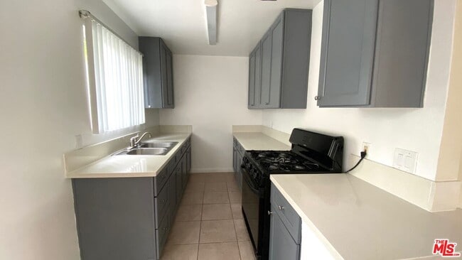 Building Photo - 443 S Wilton Pl