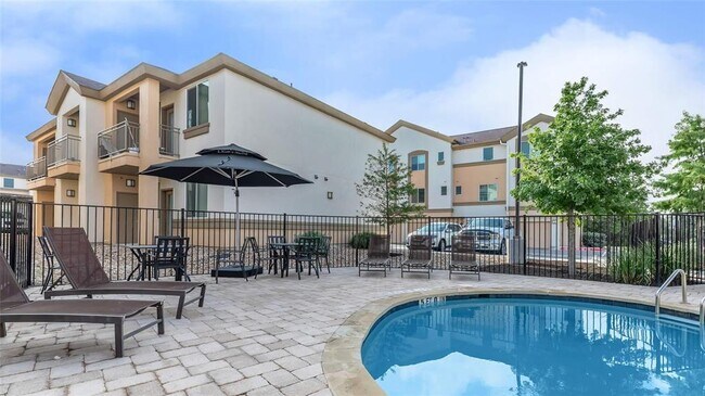 Building Photo - 400 E Cypress Creek Rd