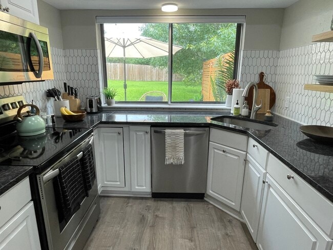 Building Photo - 10200 Quail Valley Blvd