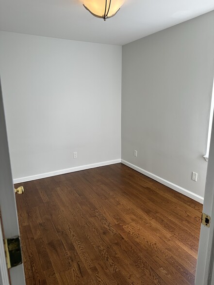 Building Photo - 18 Beach St