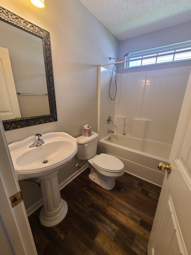 Building Photo - Waterfront Community in Richmond Hill!