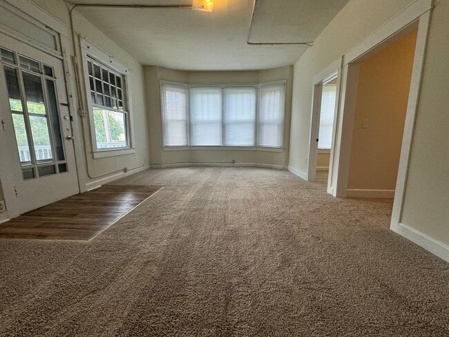 Building Photo - 215 E 9th St