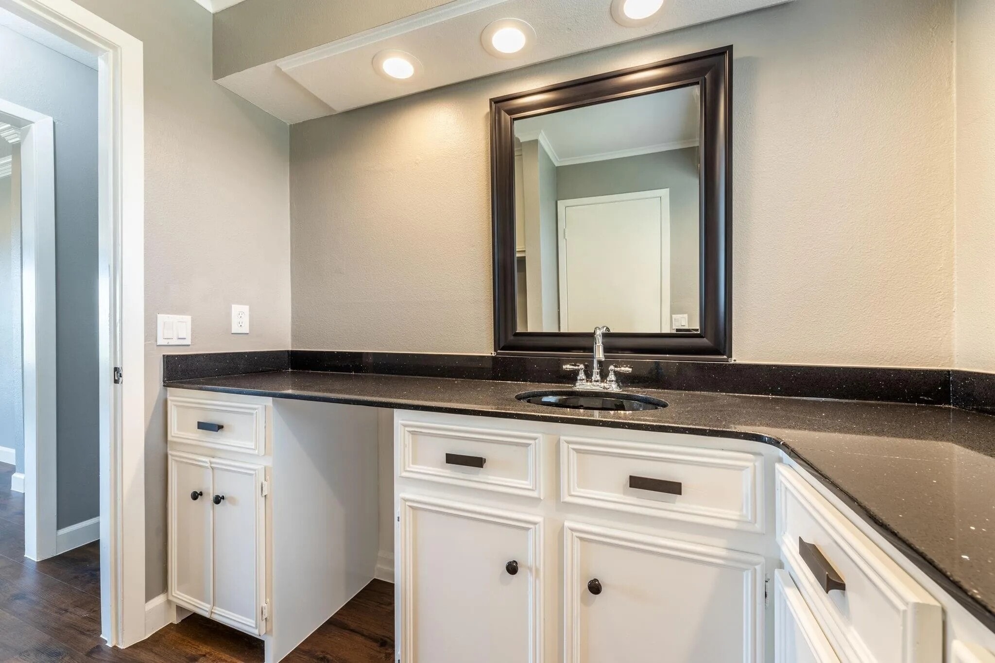 Building Photo - 6200 N Interstate 45 Service Rd