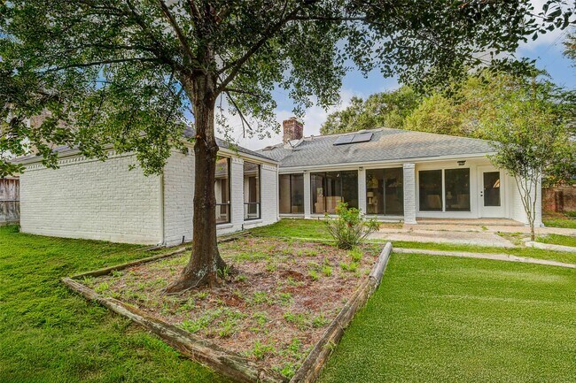 Building Photo - 10303 Chevy Chase Dr