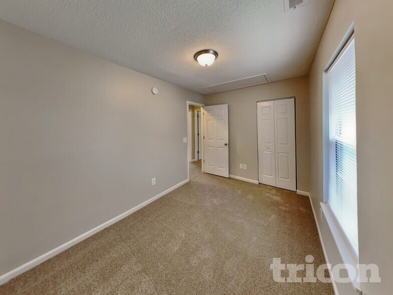 Building Photo - 5 Red Thorn Ct