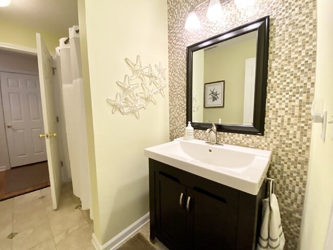 Building Photo - Furnished Two Bedroom Condo in The Reserve at Woodbridge.
