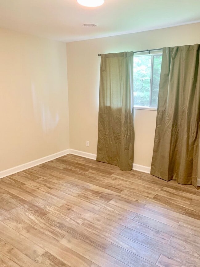 Building Photo - For Rent - 3 Bedroom 1.5 Bath in Valley View!