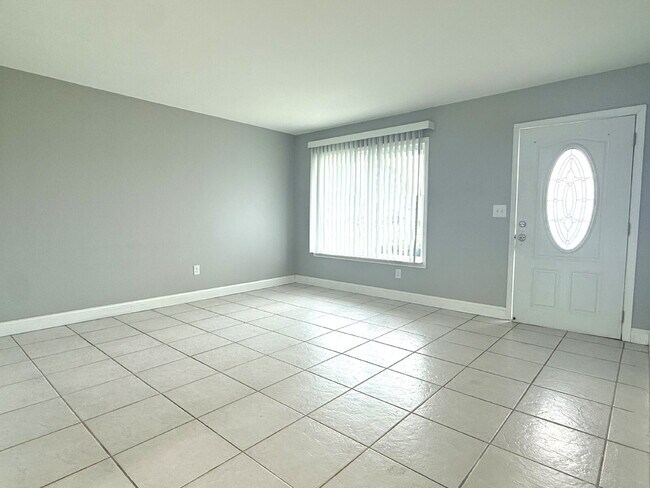 Building Photo - "Charming 2-Bedroom Oasis in South Gulf Cove with Modern Comforts!"
