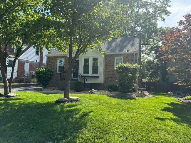 Building Photo - Webster Schools, Charming 2BD 2Bth Home Co...