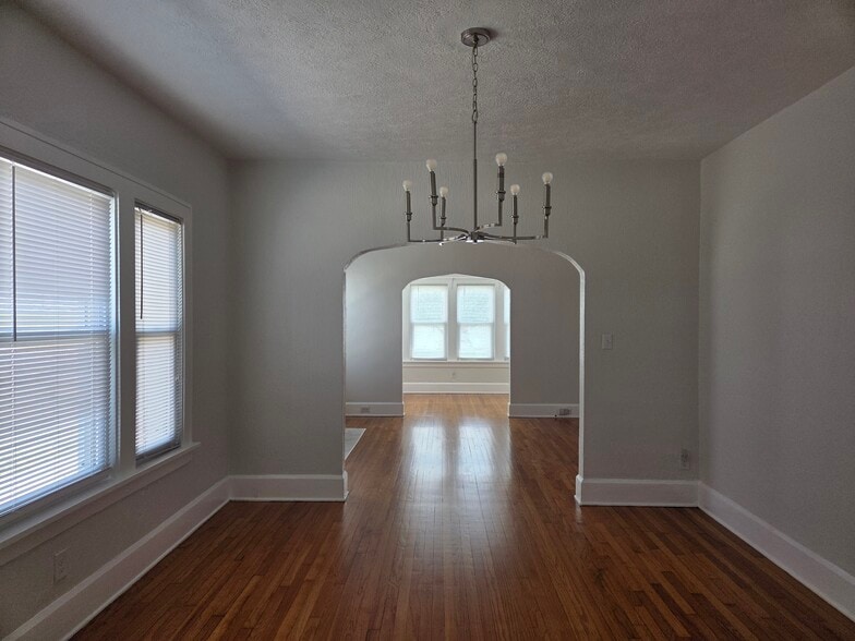 Building Photo - 328 E 6th St