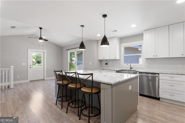 Building Photo - 2666 Davenport St